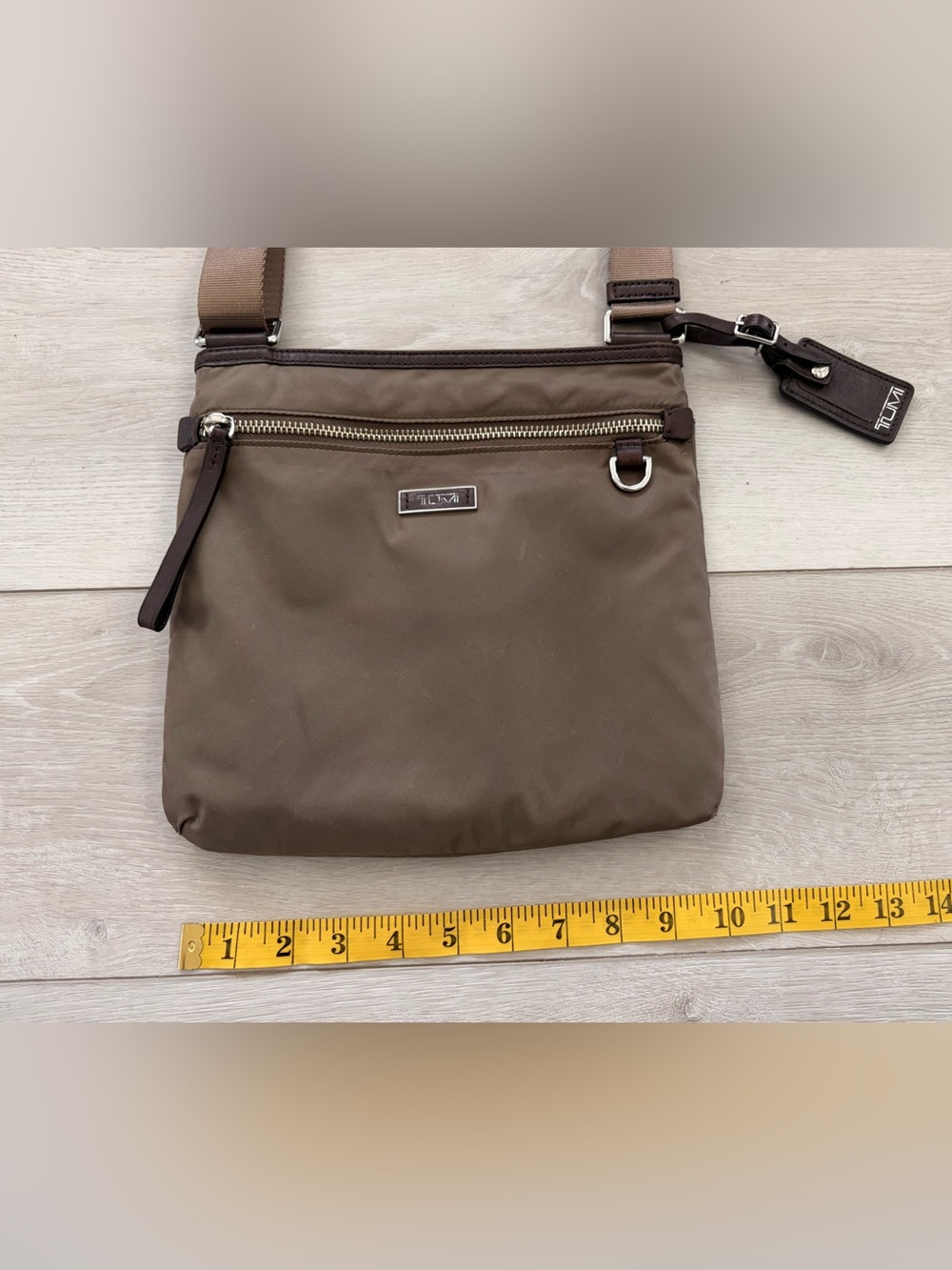 GUC Tumi Voyager Taupe Nylon Crossbody Messenger Bag with Leather Trim - Picture 12 of 13